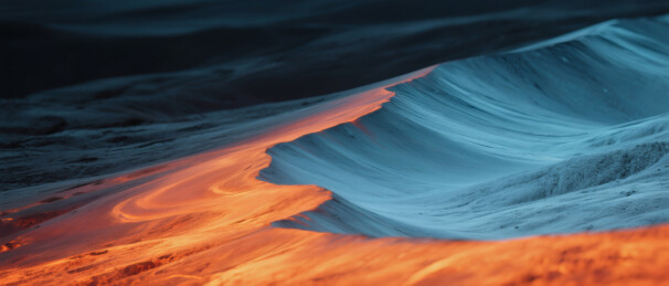 金色光芒照耀在山脉上