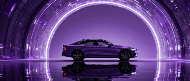 紫色光影隧道中的轿车侧影