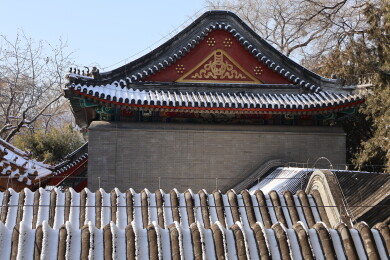 北京初雪后颐和园南湖岛上古建筑的屋檐雪景