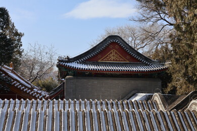 北京初雪后颐和园南湖岛上古建筑的屋檐雪景