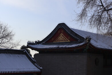 北京初雪后颐和园南湖岛上古建筑的屋檐雪景