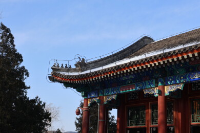 北京初雪后颐和园南湖岛上古建筑的屋檐雪景