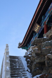 北京初雪后颐和园南湖岛上古建筑的屋檐雪景