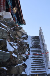 北京初雪后颐和园南湖岛上古建筑的屋檐雪景