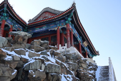 北京初雪后颐和园南湖岛上古建筑的屋檐雪景
