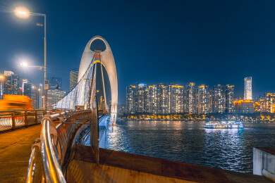 广州市广州塔和猎德大桥与周边城市建筑夜景