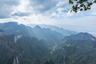 张家界壮丽山峦间的天光云影