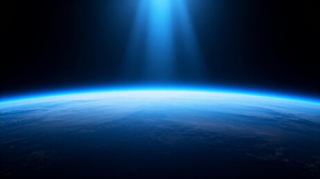 地球边缘蓝色光晕太空景象