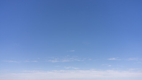 蓝天与纤细卷云