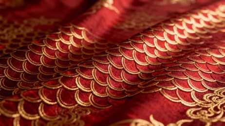 红色织锦金色鳞片图案特写