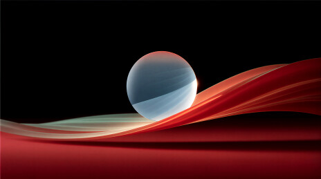 红绸与透明球体的艺术构图