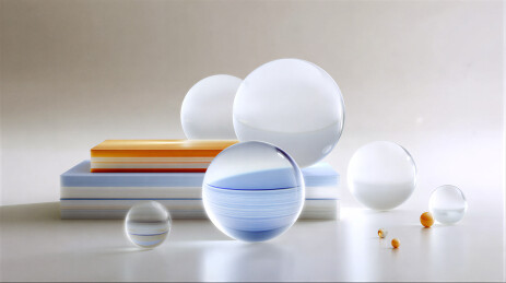 玻璃球体与彩色书本的静物组合