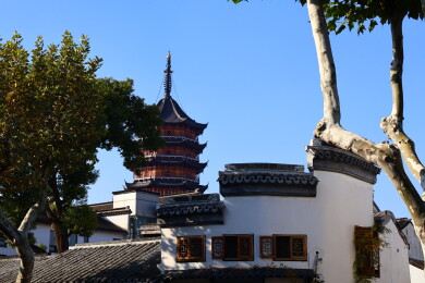 苏州粉墙黛瓦与北塔风光