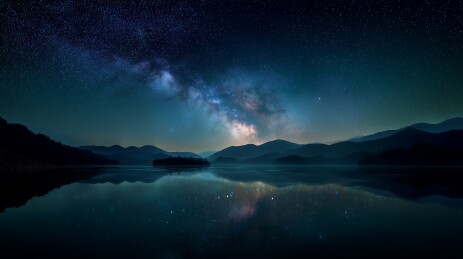 星河倾泻镜湖对称夜景