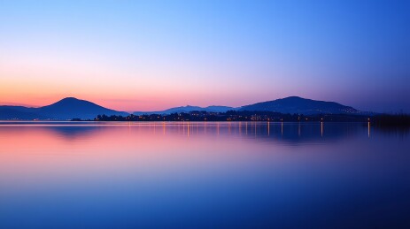 黄昏山水宁静水面倒影