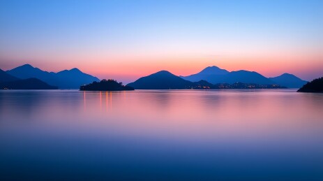 黄昏山水宁静水面倒影