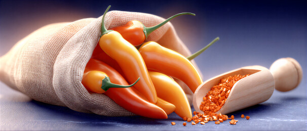 布袋中的彩椒与木勺里的辣椒籽