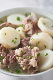 美味养生的经典猪尾骨萝卜汤