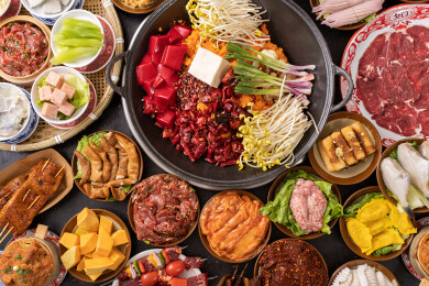 一大桌四川重庆麻辣牛油火锅吃火锅