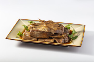 一盘卤鸭肉