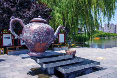西安大唐芙蓉园陆羽茶社的鎏金茶壶