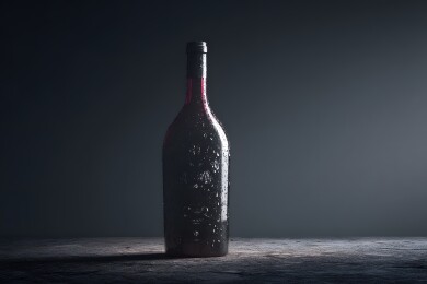 酒瓶静置暗影中