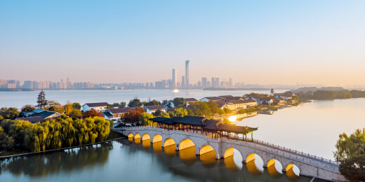 中国江苏苏州金鸡湖李公堤金光穿洞城市风光