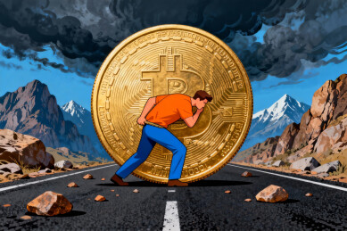 男子艰难推比特币沿山路前行