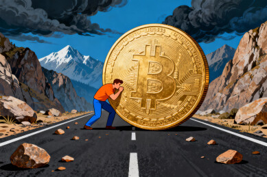 男子推巨大比特币硬币上坡