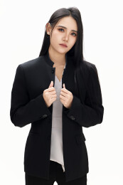 白色背景下的亚洲女性歌手演员形象