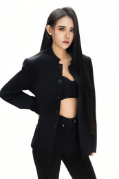 白色背景下的亚洲女性歌手演员形象