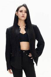 白色背景下的亚洲女性歌手演员形象