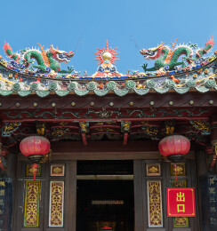 福建泉州关帝庙中式古建筑屋顶双龙头装饰