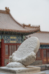 冬日雪中的北京故宫慈宁宫无针日晷