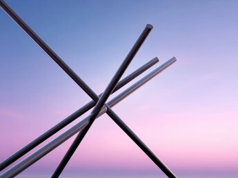 金属杆交叉结构与渐变天空