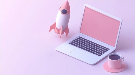 笔记本电脑咖啡与火箭的创业概念