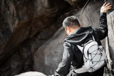 大山里的登山徒步爱好者