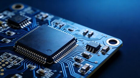 蓝色电路板上的芯片特写