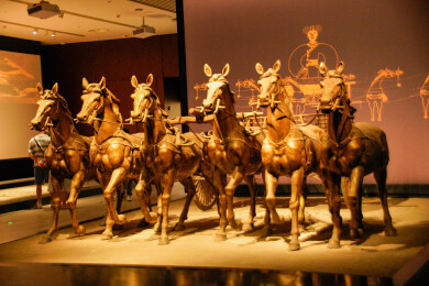 青铜马车雕塑展示
