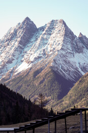 四姑娘山雪山下的森林与观景台