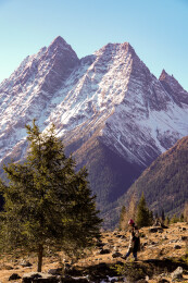 四姑娘山雪山下的徒步旅行者