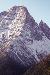 四姑娘山猎人峰雪山山峰特写