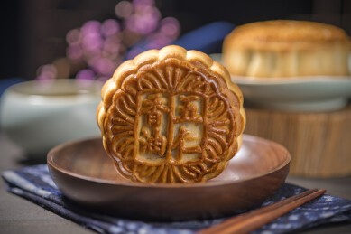 中秋节美食五仁月饼特写深色调