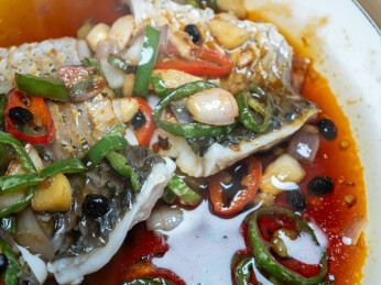 广东传统名菜豉汁蒸鲩鱼特写