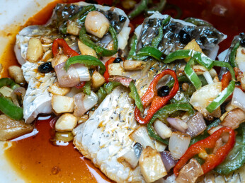 广东传统名菜豉汁蒸鲩鱼特写