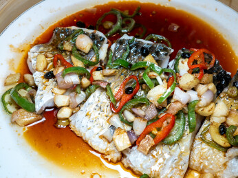 广东传统名菜豉汁蒸鲩鱼特写