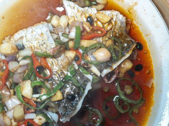 广东传统名菜豉汁蒸鲩鱼特写