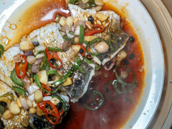 广东传统名菜豉汁蒸鲩鱼特写