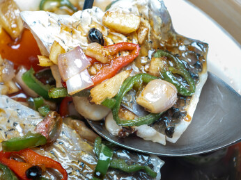 广东传统名菜豉汁蒸鲩鱼特写