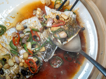 广东传统名菜豉汁蒸鲩鱼特写